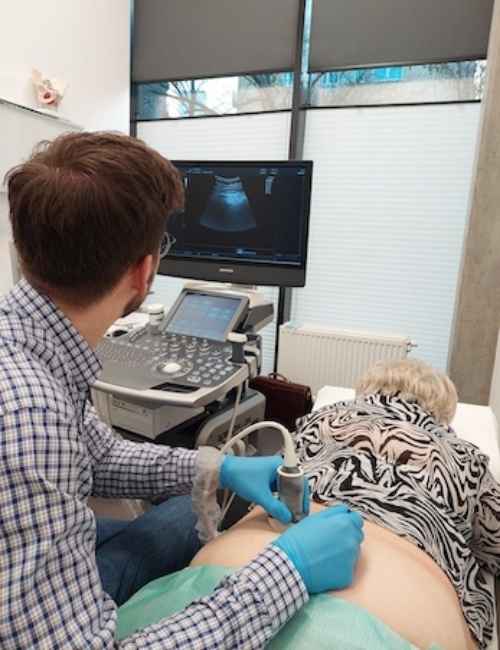 Lekarz neurochirurg wykonuje blokadę diagnostyczną kręgosłupa
