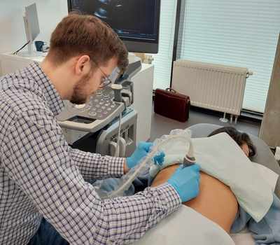 Lekarz neurochirurg wykonuje blokadę kręgosłupa