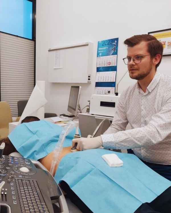 Lekarz neurochirurg wykonuje zabieg kriolezja kręgosłupa