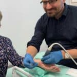 Lekarz ortopeda przeprowadza zabieg hydrodekompresji cieśni nadgarstka pod USG w CRS Clinic Warszawa