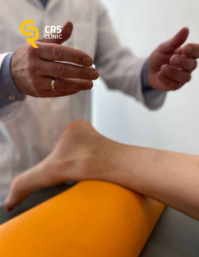 Lekarz ortopeda tłumaczy pacjentce postępowanie i plan leczenia ostrogi piętowej w CRS Clinic Warszawa