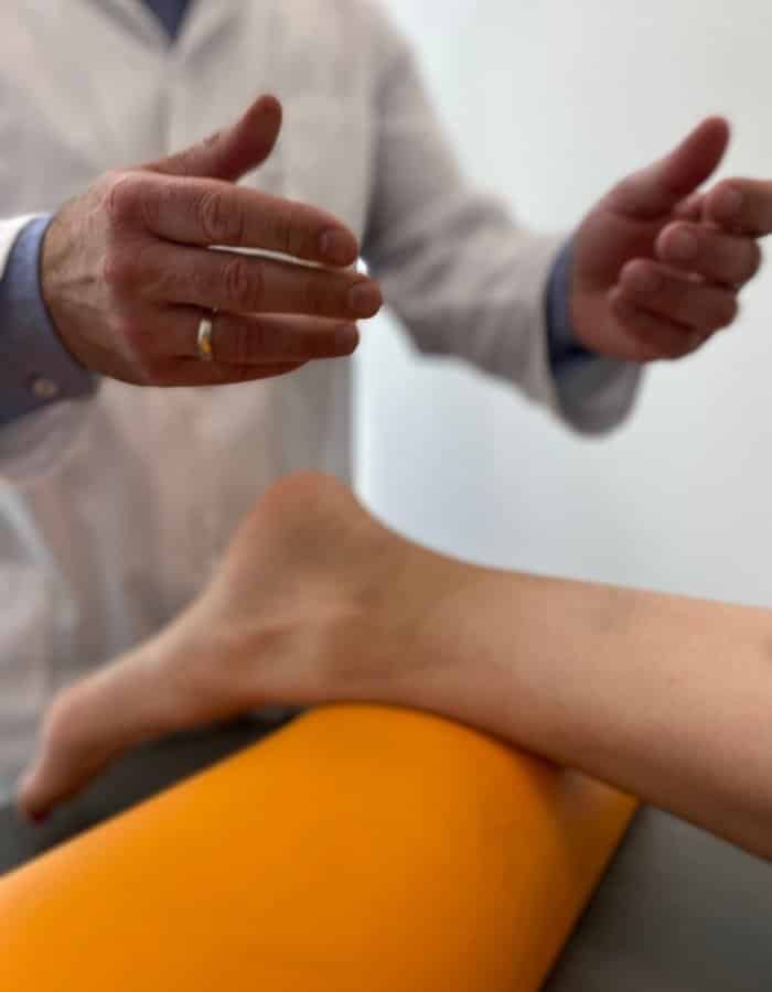 Lekarz ortopeda tłumaczy pacjentce skąd bierze się zwyrodnienie stawu skokowego w CRS Clinic Warszawa