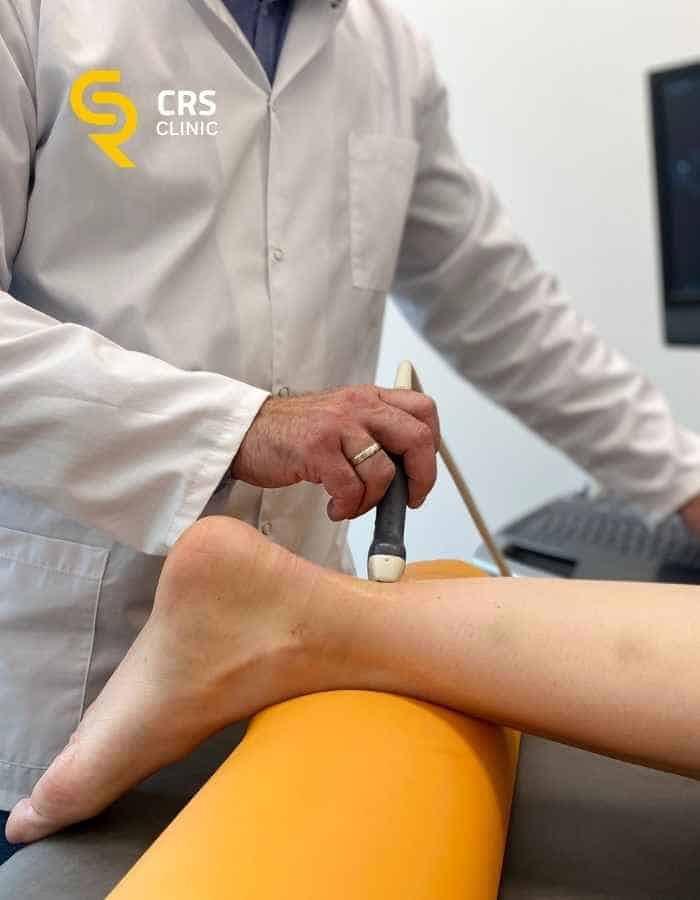 Lekarz ortopeda wykonuje badanie USG stawu skokowego w CRS Clinic Warszawa