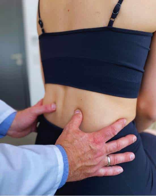 Lekarz ortopeda wykonuje badanie diagnostyczne kręgosłupa