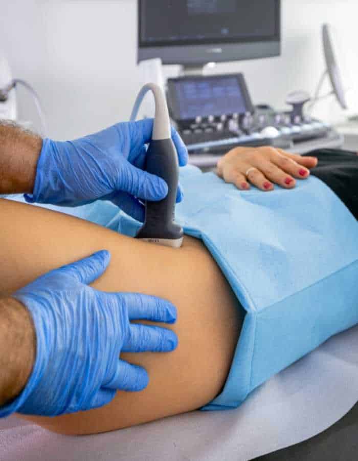 Lekarz ortopeda wykonuje badanie ultrasonograficzne biodra przy koksartrozie w CRS Clinic Warszawa