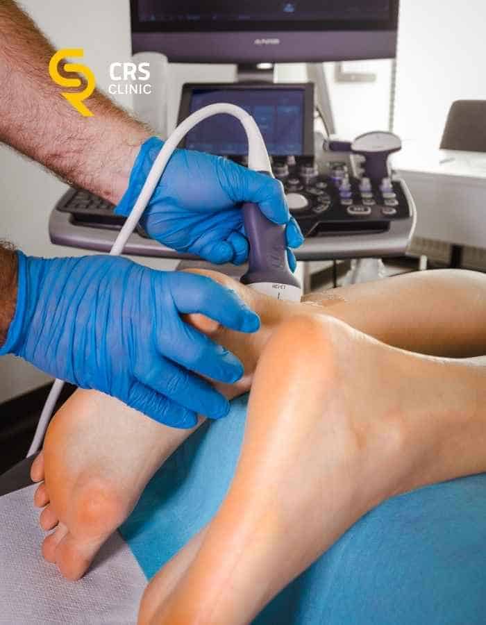 Lekarz ortopeda wykonuje badanie ultrasonograficzne pięty (ostrogi piętowej) w CRS Clinic Warszawa