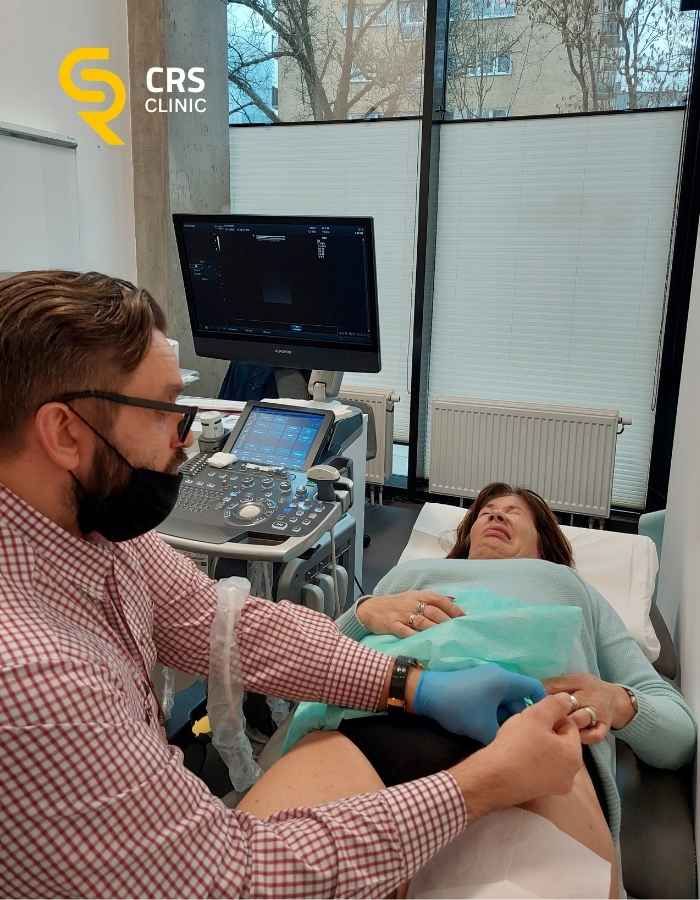 Lekarz ortopeda wykonuje blokadę diagnostyczną biodra w celu rozpoznania źródła bólu przy koksartrozie w CRS Clinic Warszawa