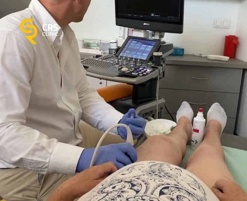 Lekarz ortopeda wykonuje iniekcję przeciwzapalną bólu biodra przy koksartrozie w CRS Clinic Warszawa
