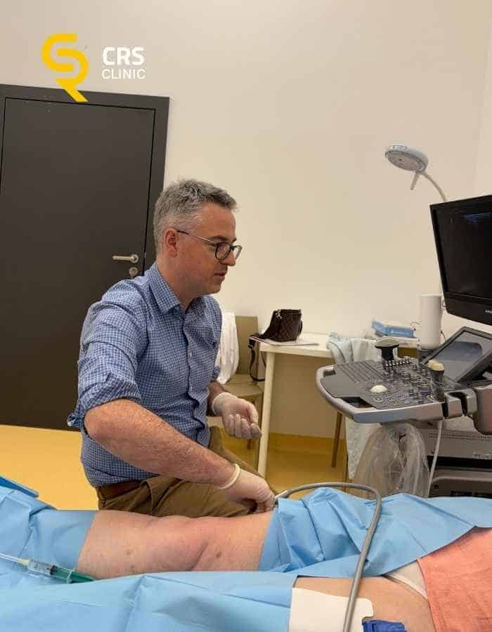 Lekarz ortopeda wykonuje pełną diagnostykę bólu biodra przy koksartrozie w CRS Clinic Warszawa