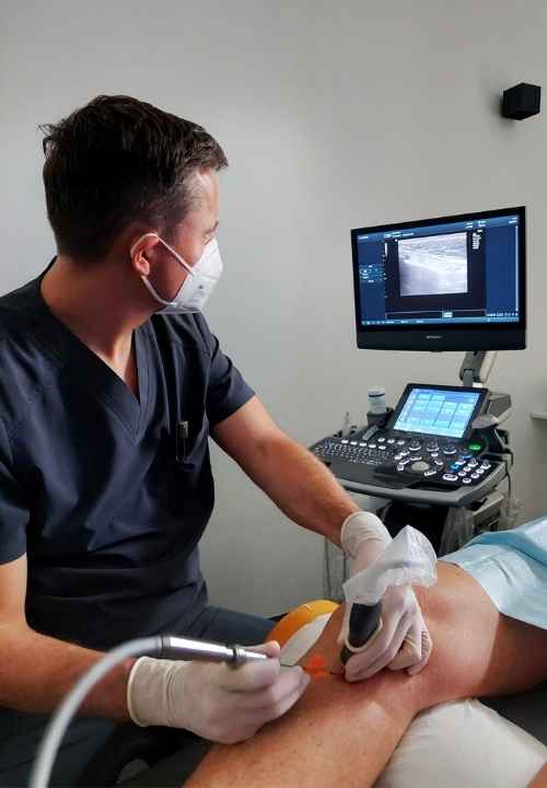 Lekarz ortopeda wykonuje zabie kriolezji kolana w CRS Clinic
