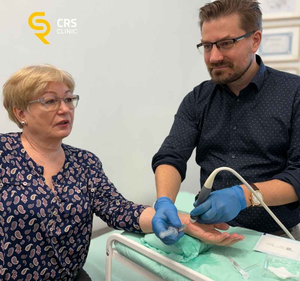 Lekarz ortopeda wykonuje zabieg hydrodekompresji cieśni nadgarstka w CRS Clinic Warszawa