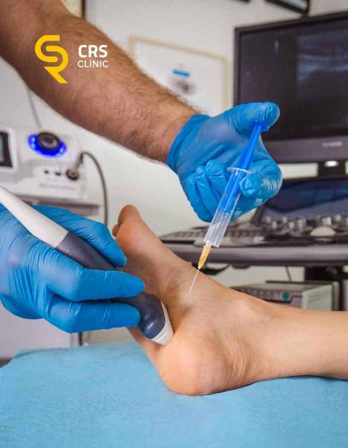 Lekarz ortopeda wykonuje zabieg sonochirurgiczny na ból pięty w CRS Clinic Warszawa