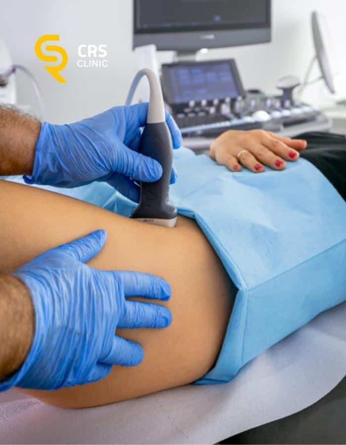Lekarz ortopeda wykonuje diagnostykę USG kaletki krętarza większego w CRS Clinic Warszawa