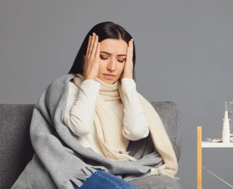 Kobieta ma ostry ból głowy