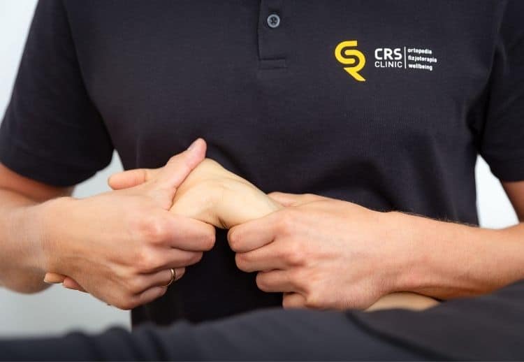 Fizjoterapeuta ćwiczy z pacjentem nadgarstek w CRS Clinic Warszawa