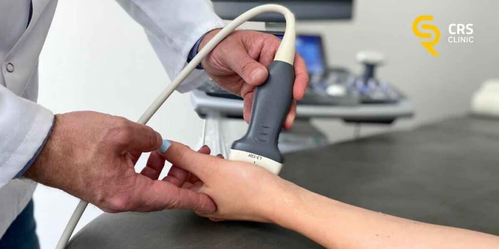 Lekarz ortopeda przeprowadza badanie USG zespołu cieśni nadgarstka w CRS Clinic Warszawa