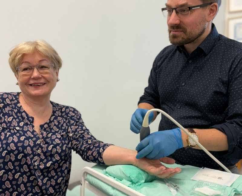 Lekarz ortopeda wykonuje badanie USG pacjentki z zespołem cieśni nadgarstka w CRS Clinic Warszawa