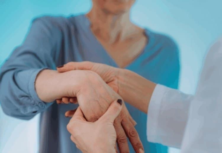 Lekarz ortopeda wykonuje badanie diagnostyczne nadgarstka