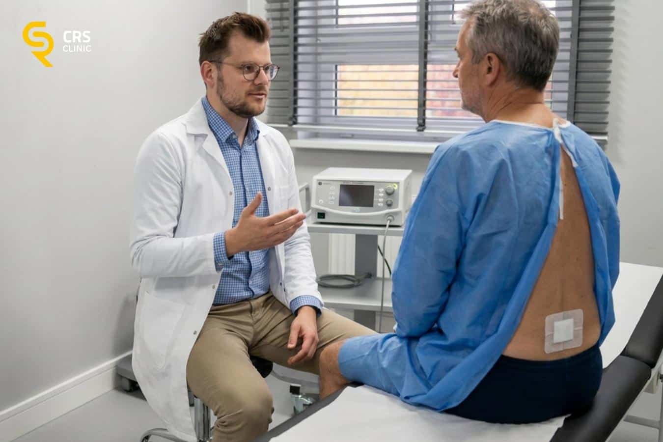 Lekarz ortopeda przekazuje pacjentowi zalecenia po zabiegu termolezji w CRS Clinic Warszawa