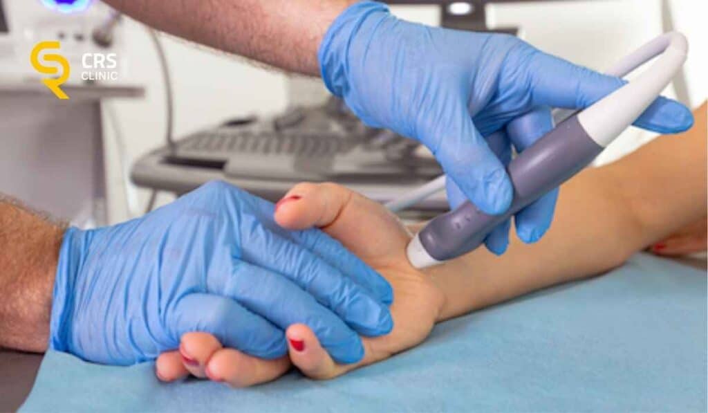 Ortopeda przeprowadza badanie diagnostyczne USG bólu nadgarstka w CRS Clinic Warszawa