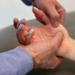 Lekarz ortopeda wykonuje badanie kliniczne w kierunku choroby de quervaina