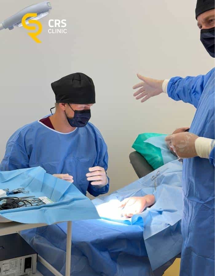 Ortopeda chirurg ręki przygotowuje pacjenta do operacji zespołu cieśni nadgarstka w CRS Clinic Warszawa