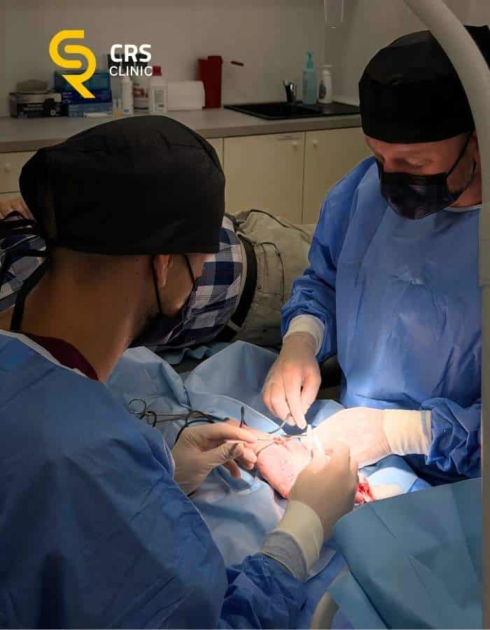Ortopeda chirurg ręki uwalnia nerw pośrodkowy podczas operacji zespołu cieśni nadgarstka w CRS Clinic Warszawa
