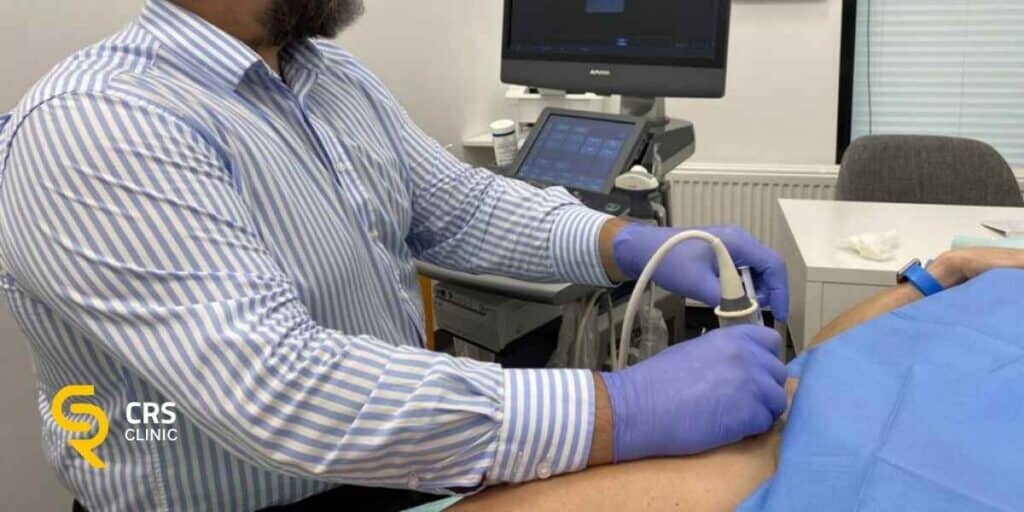 Lekarz ortopeda przeprowadza iniekcję PRP (osocza bogatopłytkowego) stawu biodrowego w CRS Clinic Warszawa