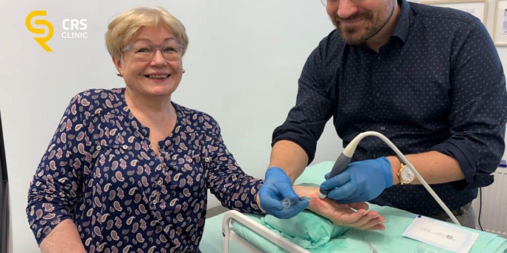 Lekarz ortopeda przeprowadza zabieg sonochirurgiczny hydrodekompresji cieśni nadgarstka w CRS Clinic Warszawa