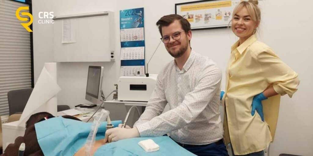 Lekarz ortopeda przeprowadza zabieg sonochirurgiczny kriolezji kręgosłupa w CRS Clinic Warszawa