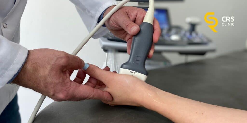 Lekarz ortopeda w CRS Clinic Warszawa wykonuje badanie USG zespołu cieśni nadgarstka