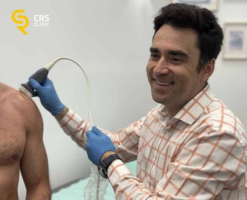Lekarz ortopeda wykonuje badanie USG przed zabiegiem sonochirurgicznym