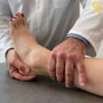 Lekarz ortopeda wykonuje badanie diagnostyczne w kierunku ścięgna achillesa