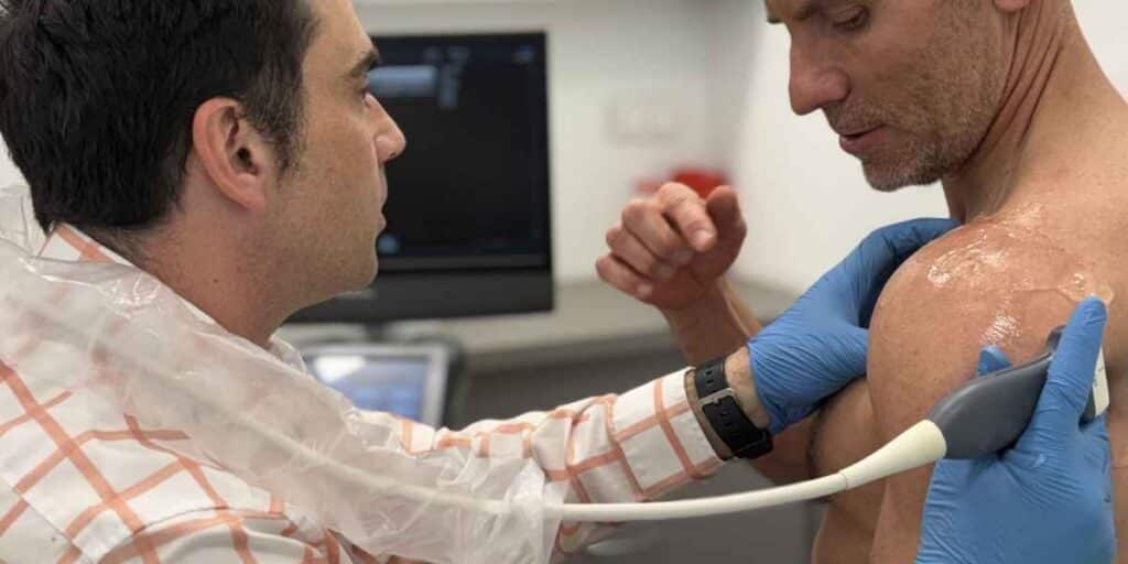 Lekarz ortopeda wykonuje diagnostykę USG barku przed zakwalifikowaniem do zabiegu PRP (osocze bogatopłytkowe) w CRS Clinic Warszawa