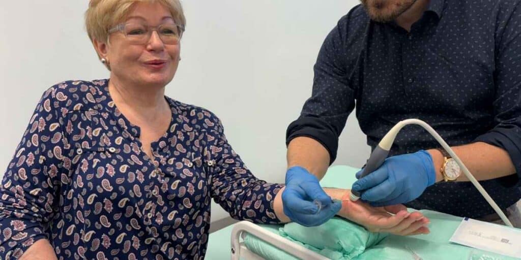 Lekarz ortopeda wykonuje zabieg hydrodekompresji cieśni nadgarstka w CRS Clinic Warszawa
