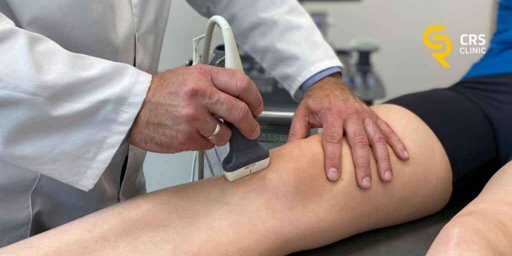 Lekarz wykonuje badanie ultrasonograficzne USG w kierunku zwyrodnienia stawu kolanowego w CRS Clinic Warszawa