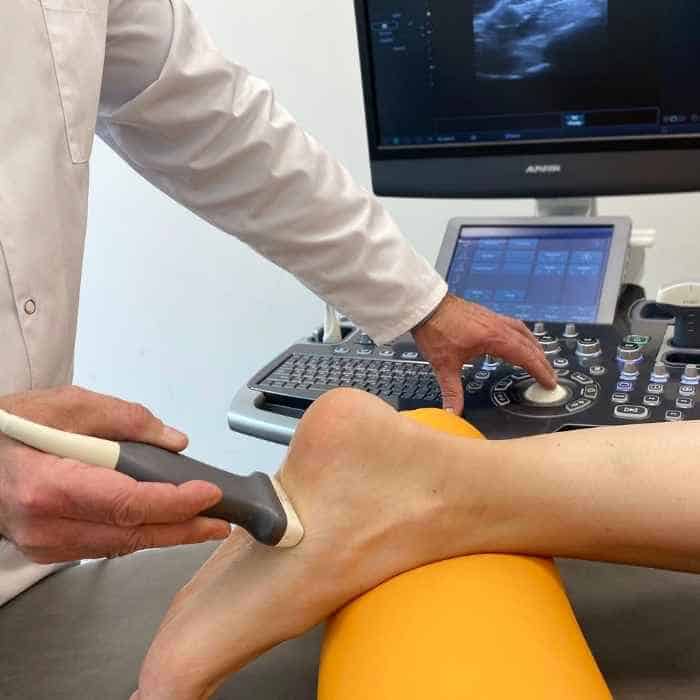 Ortopeda przeprowadza diagnostykę ścięgna achillesa w CRS Clinic