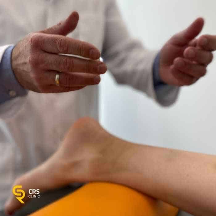 Ortopeda przygotowywuje pacjenta do zabiegu Elektrolizy EPI