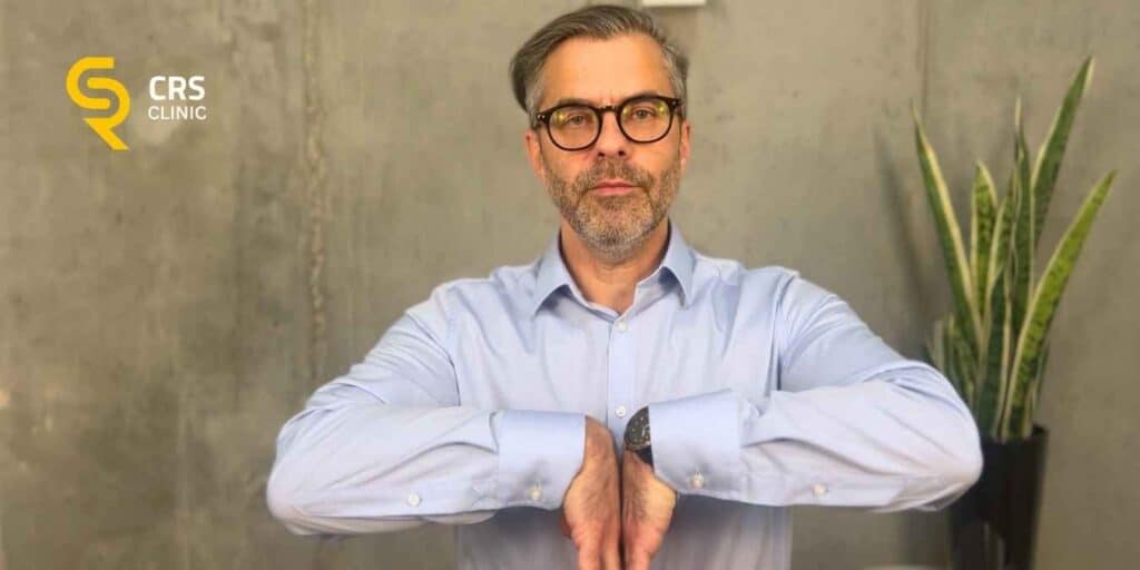 Dyrektor medyczny pokazuje jak przeprowadzić test Phalena w domu w celu zdiagnozowania cieśni nadgarstka CRS Clinic Warszawa