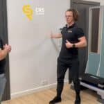 Fizjoterapeuta pracuje z pacjentem i wykonuje ćwiczenia na b&oacute;l barku w CRS Clinic Warszawa