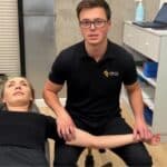 Fizjoterapeuta pracuje z pacjentem i wykonuje ćwiczenia na cieśń nadgarstka w CRS Clinic Warszawa