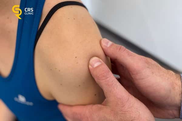 Fizjoterapeuta wykonuje badanie diagnostyczne bólu barku