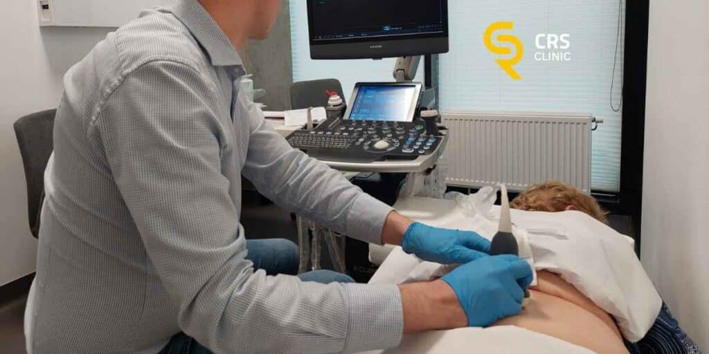 Lekarz neurochirurg wykonuje blokadę diagnostyczną bólu kręgosłupa pacjentce w CRS Clinic Warszawa
