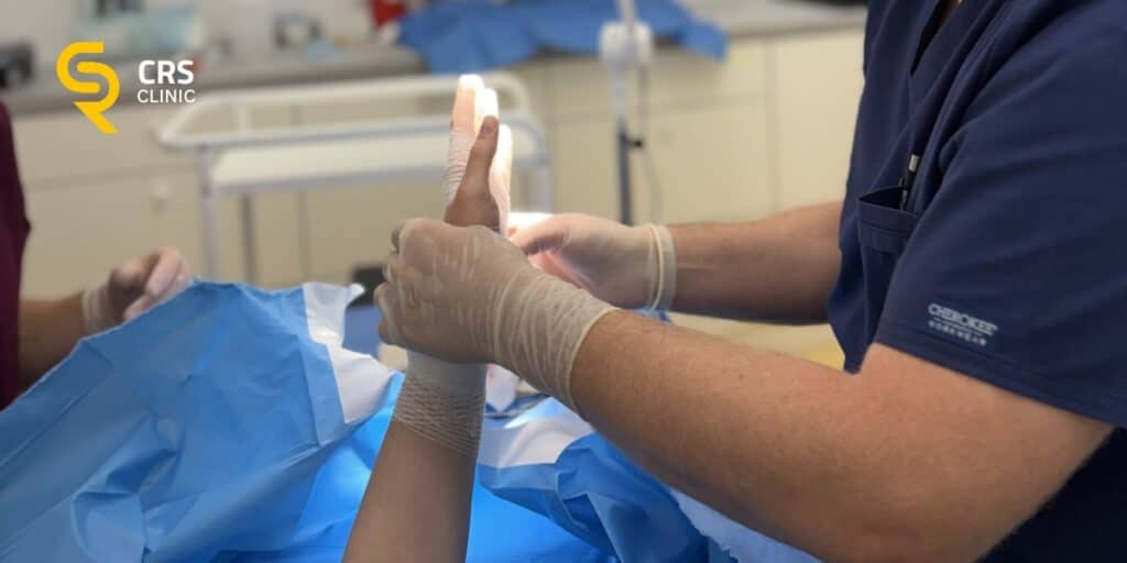 Lekarz ortopeda kończy operację palca strzelającego w CRS Clinic Warszawa