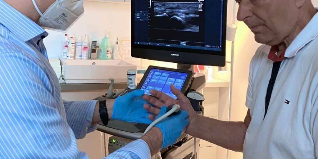 Lekarz ortopeda przeprowadza konsultację z badaniem USG po zabiegu microtomii w CRS Clinic Warszawa