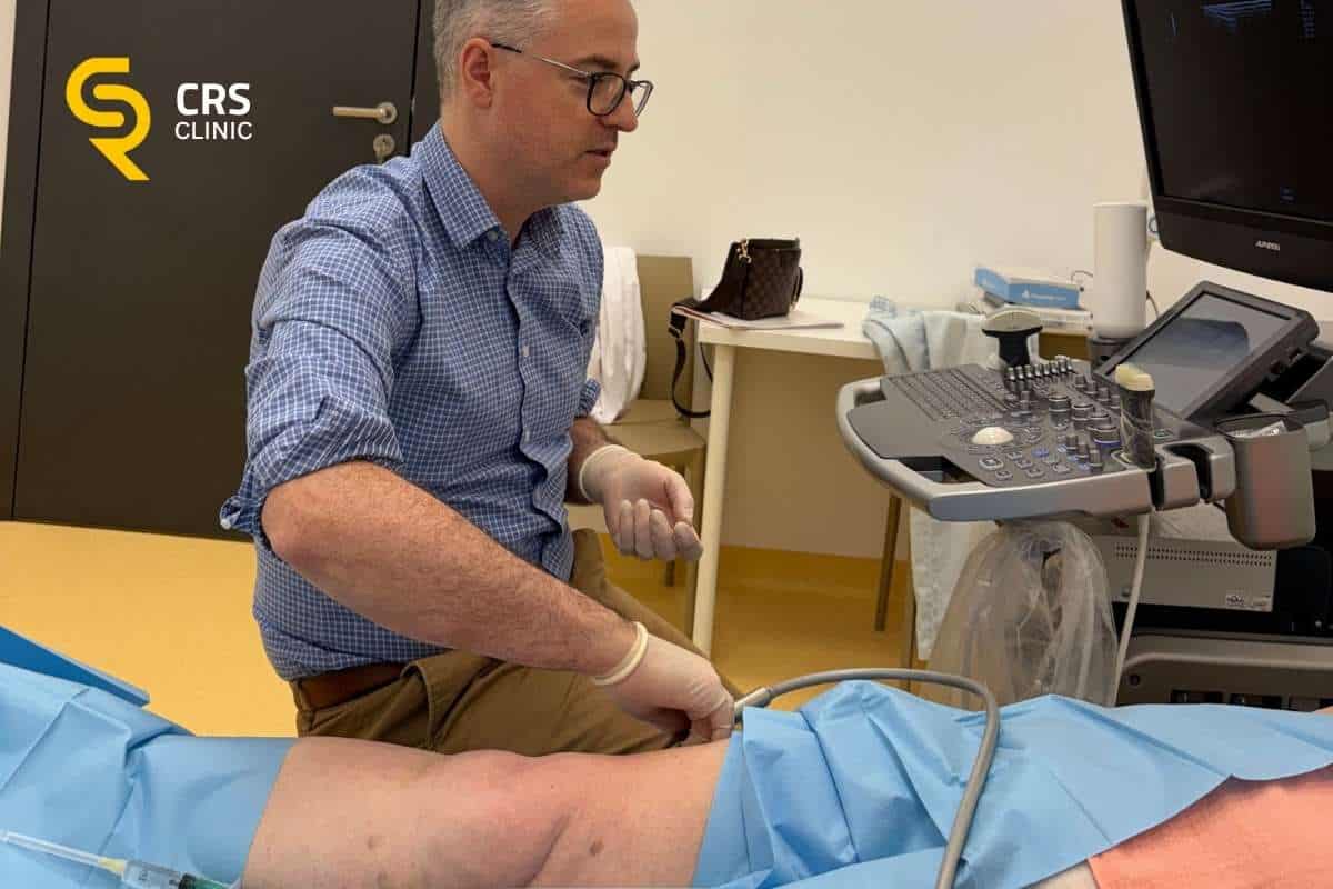 Lekarz ortopeda przygotowuje pacjentkę do wykonania zabiegu kriolezji biodra w CRS Clinic Warszawa