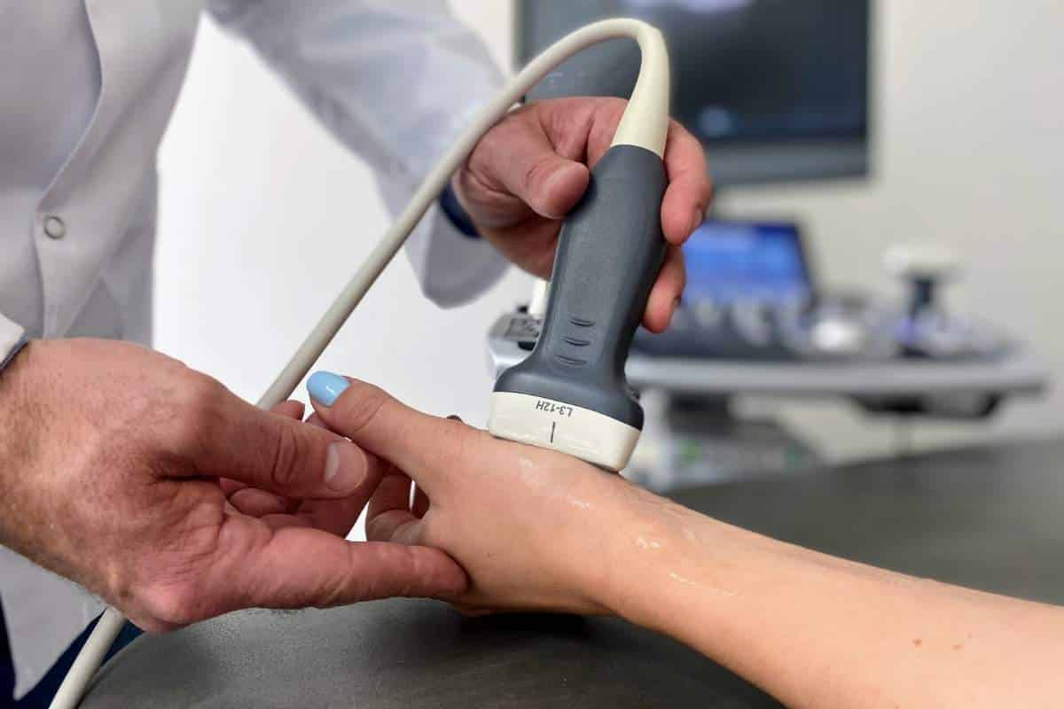 Lekarz ortopeda wykonuje badanie USG cieśni nadgarstka w CRS Clinic Warszawa