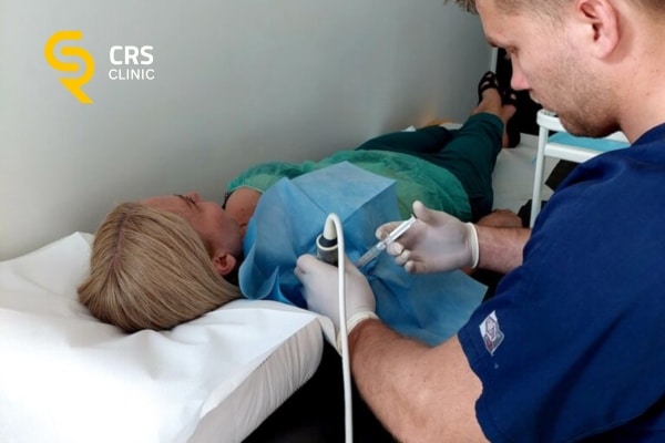 Lekarz ortopeda wykonuje iniekcję regeneracyjną do barku pod kontrolą USG w CRS Clinic Warszawa