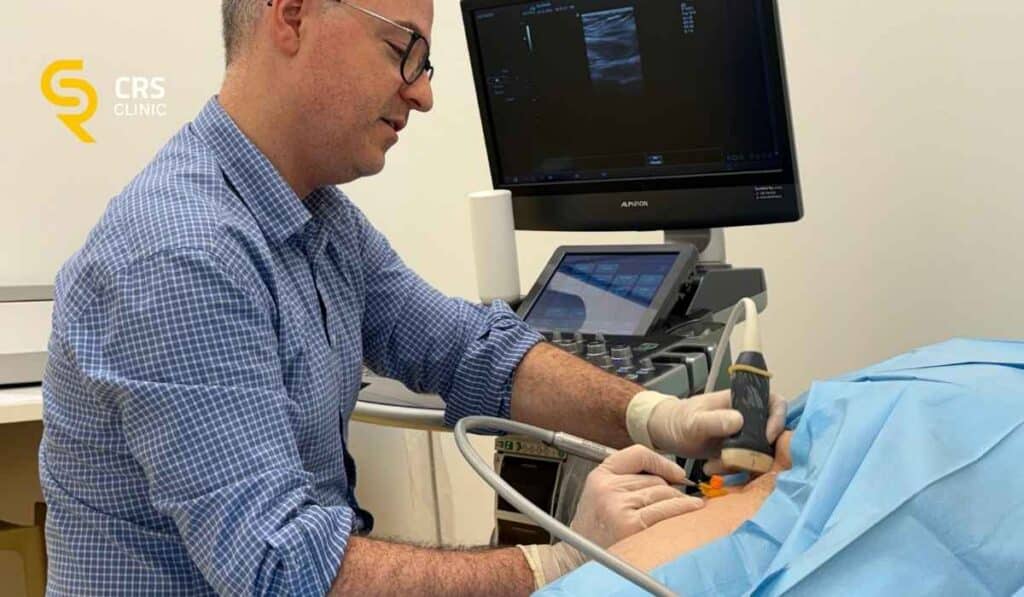 Lekarz ortopeda wykonuje małoinwazyjny zabieg kriolezji biodra w CRS Clinic Warszawa