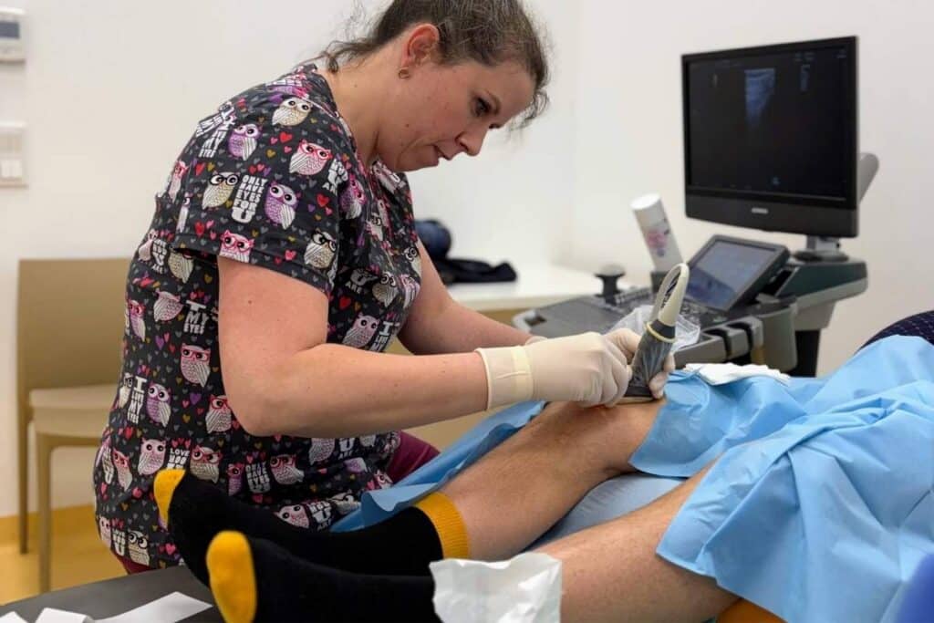 Lekarz ortopeda wykonuje małoinwazyjny zabieg leczenia bólu kolana - kriolezję w CRS Clinic Warszawa